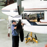 Mechanic fix King Air 200